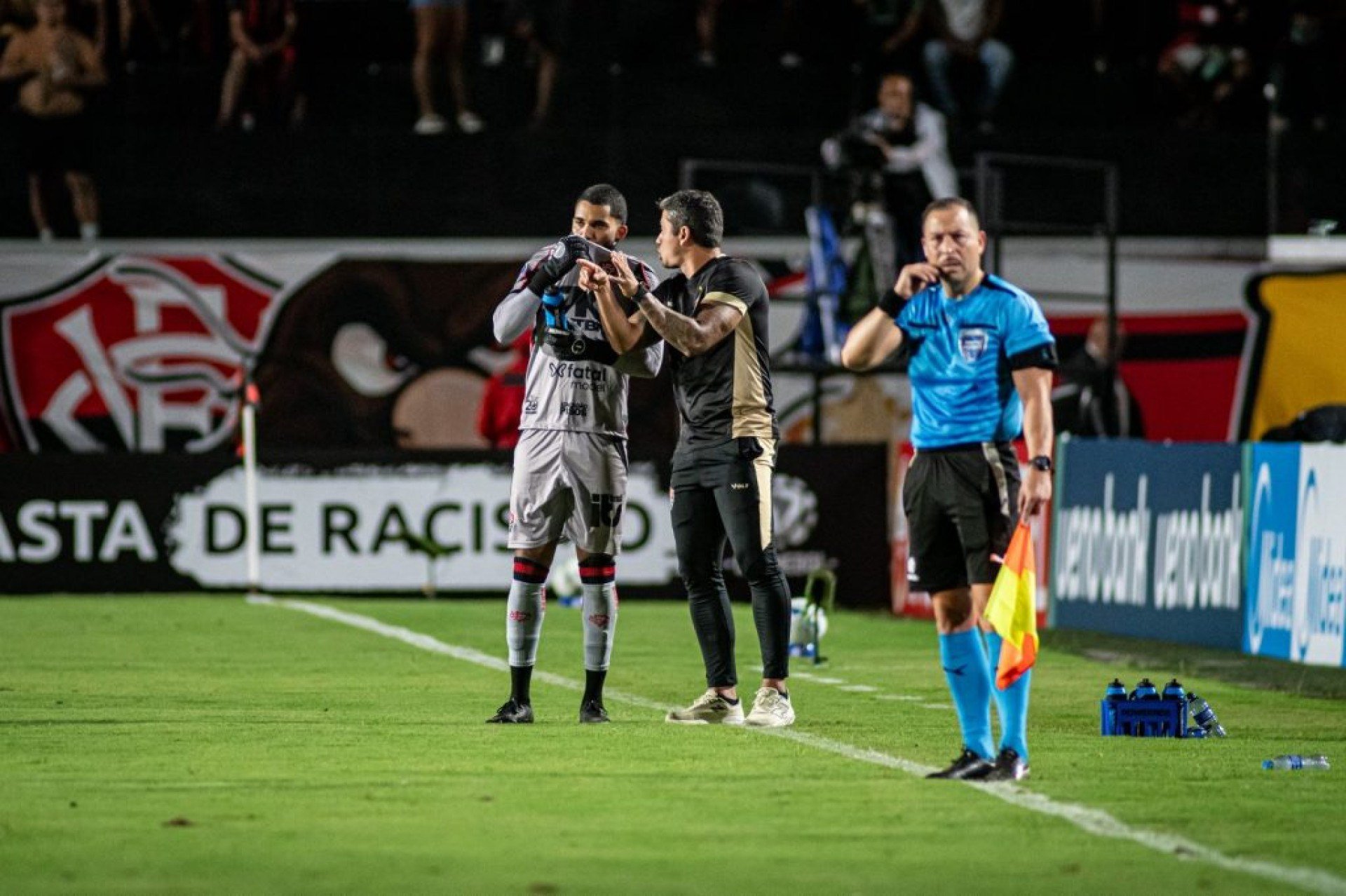 Leão volta a desperdiçar chances no ataque e se complica na competição