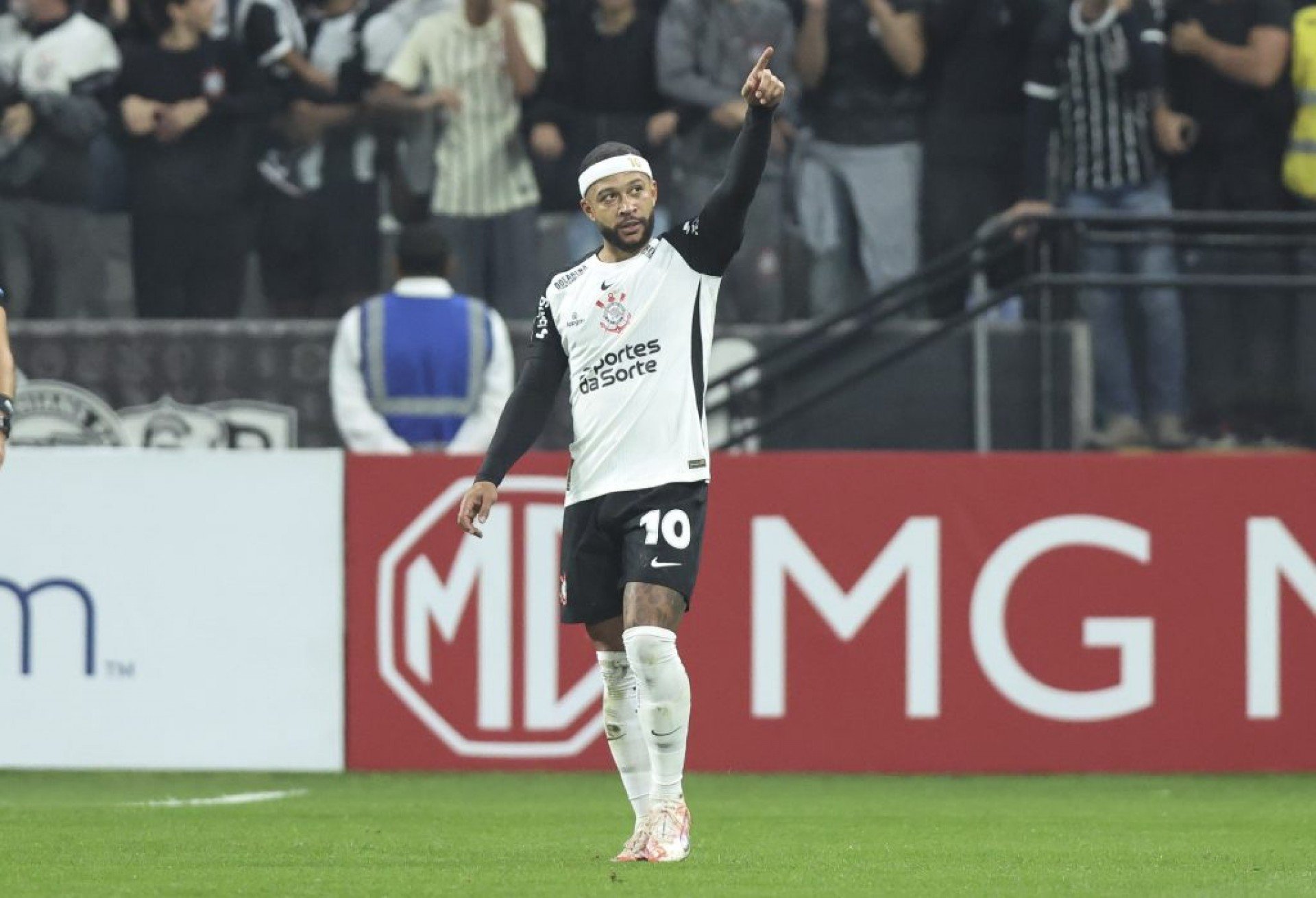 Corinthians saiu na frente com gol de Memphis e cedeu empate aos 38 segundos da etapa final. Com o empate, o Timão precisa de um milagre na Sula
