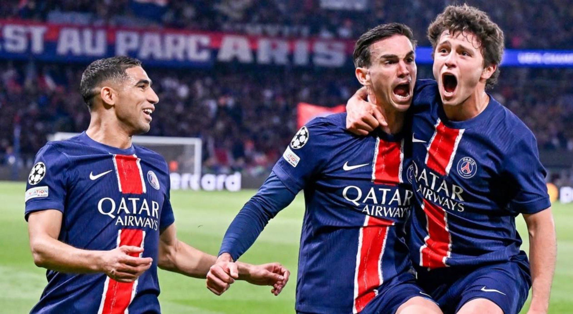 Jogadores do PSG comemorando um dos gols sobre o Arsenal no jogo de volta das semifinais da Champions League