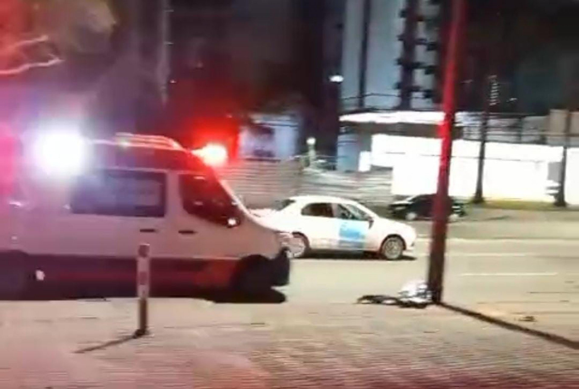 Imagem de ambulância no local do acidente que aconteceu na Abdias de Carvalho