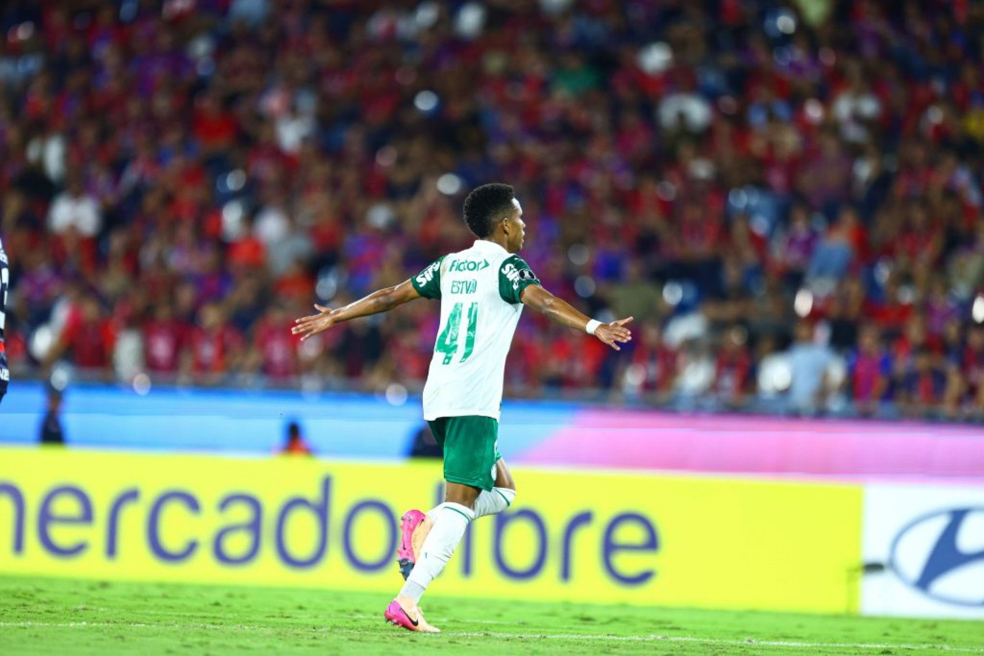 O Palmeiras venceu o Cerro Porteño na noite desta quarta-feira(07), por 2 a 0, no Estádio La Nueva Olla, em Assunção, no Paraguai, pela fase de grupos da Libertadores. Os gols do Verdão foram marcados por Estevão e Vitor Roque. Com o resultado, a equipe paulista garantiu classificação para as oitavas de final da competição [&amp;#8230;]