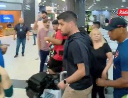 Imagem da chegada do técnico António Oliveira ao Recife