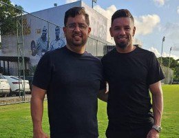 Bruno Peres ao lado de Gustavo Jordão, executivo de futebol do Retrô