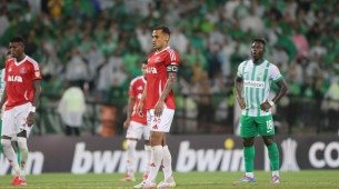 Allan Patrick no momento da cobrança do pênalti para o Internacional sobre o Atlético Nacional