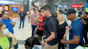 Imagem da chegada do técnico António Oliveira ao Recife