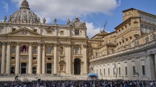 Fi&eacute;is aguardam nova rodada de fuma&ccedil;a no Vaticano
