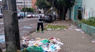 Calçada repleta de lixo atrapalha mobilidade de pedestres