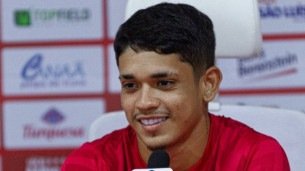 Imagem do atacante Thalissinho em entrevista coletiva pelo Náutico