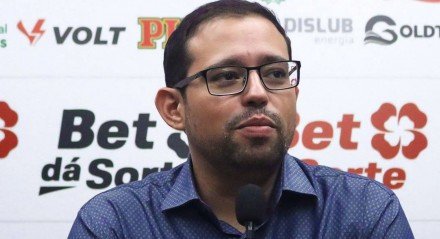Pedro Henriques em entrevista coletiva pelo Santa Cruz