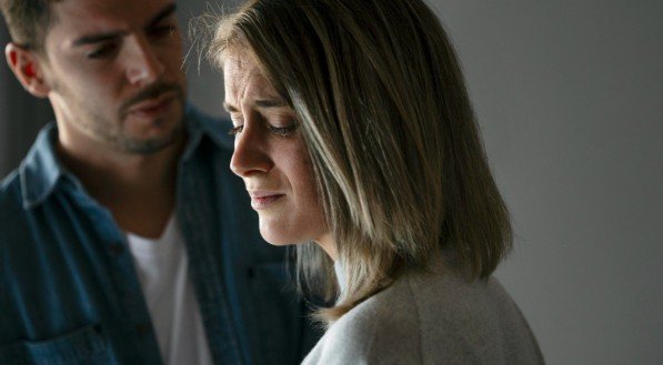 Imagem de um casal discutindo sobre possível traição