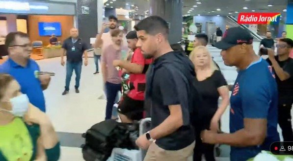 Imagem da chegada do técnico António Oliveira ao Recife