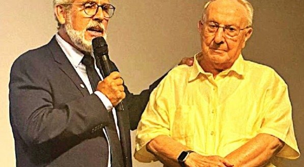 Ubiracy Tavares, aniversariante de hoje, com Dom Michele Perrone, fundador da Fundação Perrone