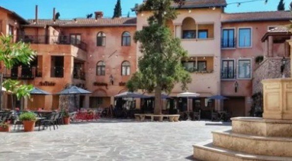 Torrepueblo é mais que um destino de fim de semana — é uma viagem sensorial que une arquitetura, sabores e o charme do outono em um só lugar