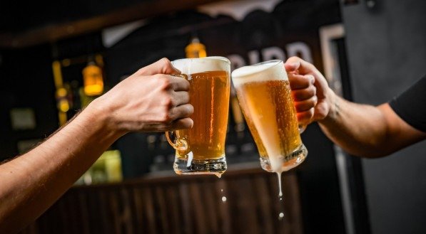Duas pessoas bebendo cerveja