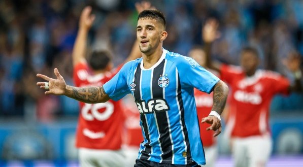 Cristian Oliveira celebra gol do Grêmio na temporada 2025