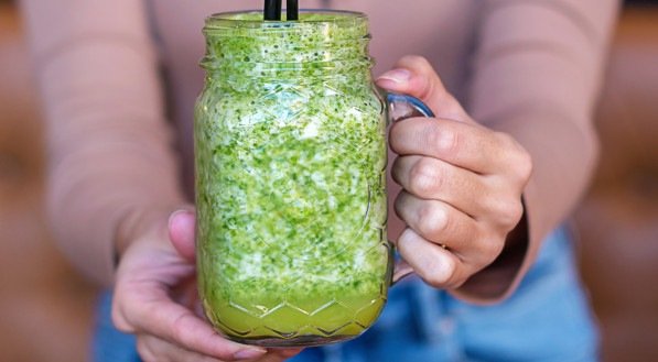 Suco Verde Detox de Couve com Cenoura para desinchar e emagrecer
