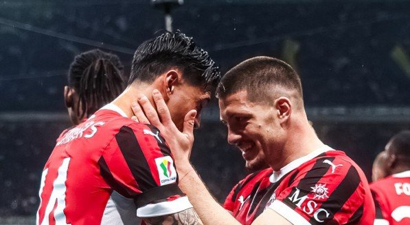 Jovic celebra gol pelo Milan com colega de clube