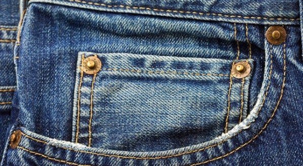 Imagem de close de um mini bolso da calça jeans