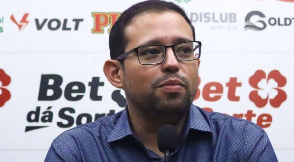 Pedro Henriques em entrevista coletiva pelo Santa Cruz