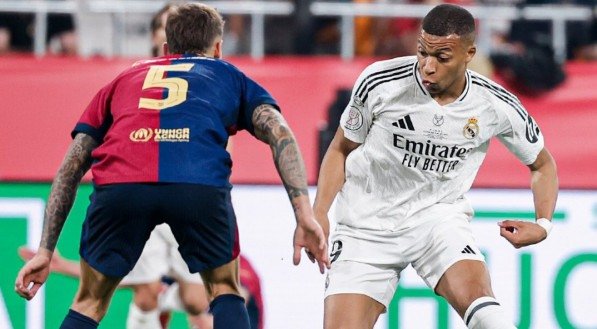 Mbappé tenta driblar Iñigo Martínez em Barcelona x Real Madrid