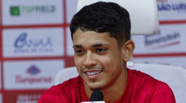 Imagem do atacante Thalissinho em entrevista coletiva pelo Náutico