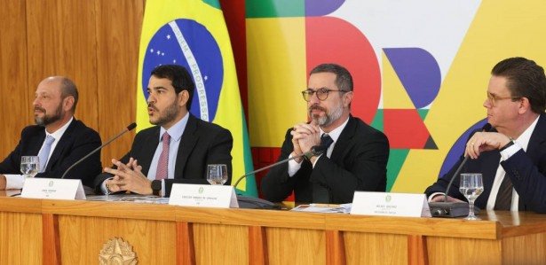 Presidente do INSS, Gilberto Waller, Advogado-geral da União, Jorge Messias e os ministros Vinicius Marques (CGU) e Wolney Queiroz (Previdência Social)