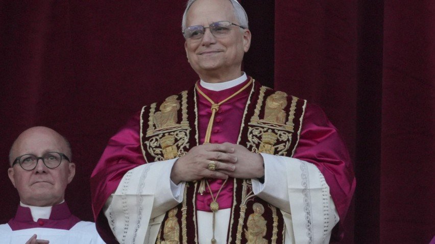 Papa Leão XIV aparece na sacada da Basílica de São Pedro, no Vaticano
