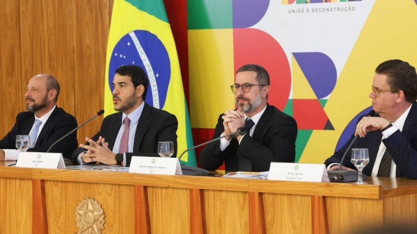 Presidente do INSS, Gilberto Waller; AGU, Jorge Messias, e ministros Vinicius Marques e Wolney Queiroz