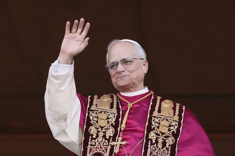 Sua santidade, nas suas primeiras palavras, observa, com preocupação, a falta de fé reinante num mundo em crise diante da humanidade que parece agnóstica, afastada de Deus nosso Pai Celeste