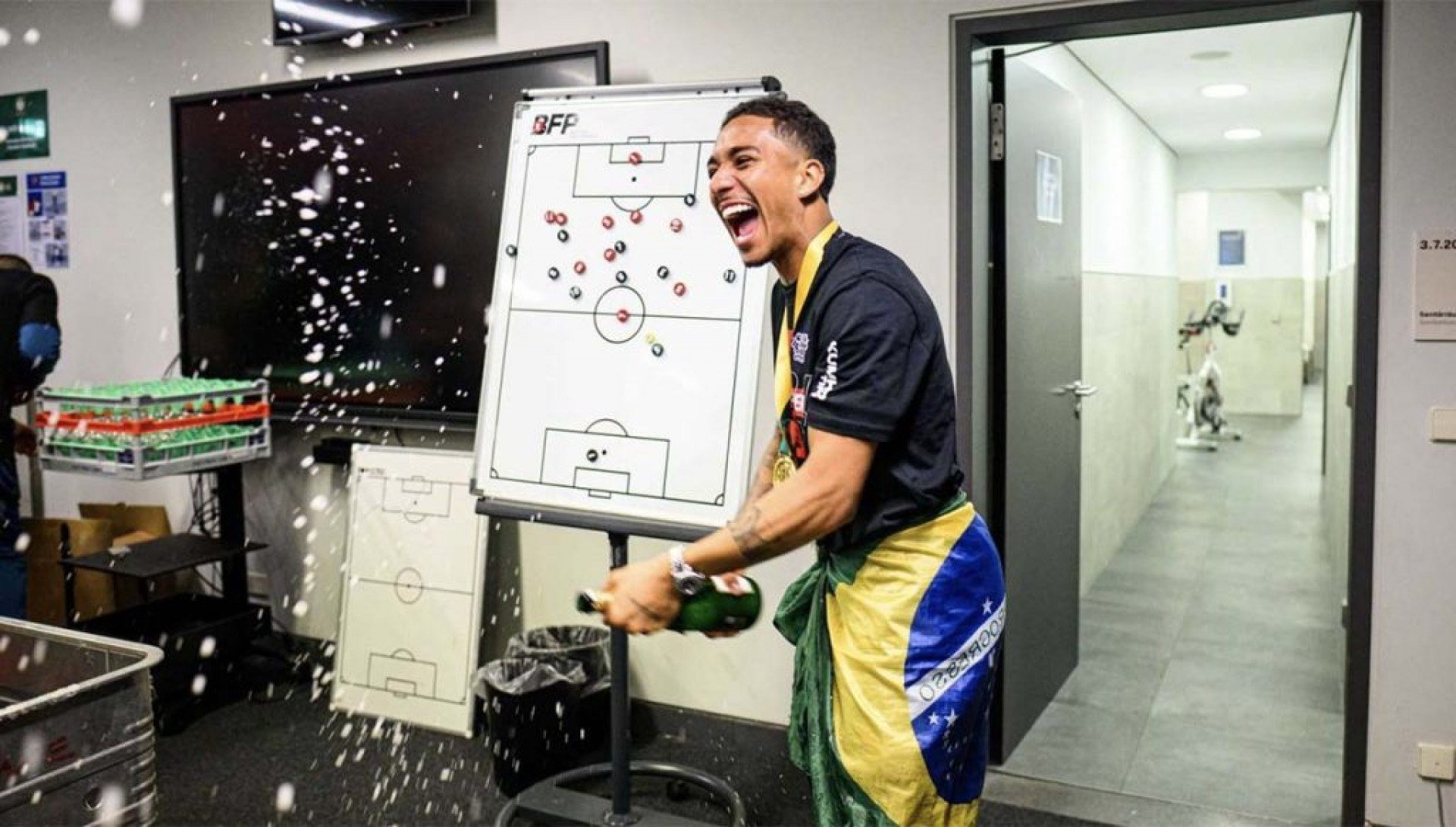 Equipe alemã lança conteúdo 100% em português e terá treino de futebol.