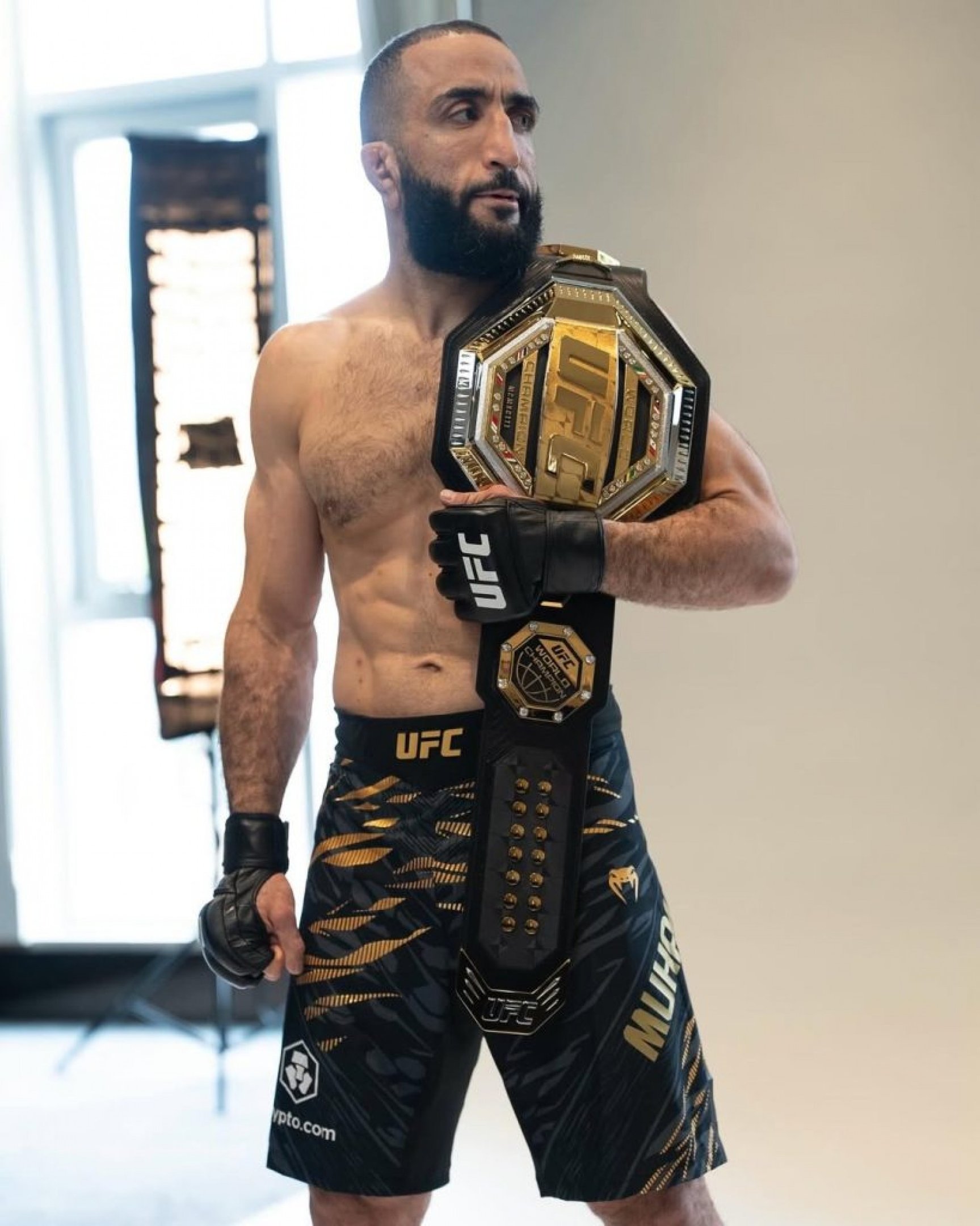 Neste sábado (10), Belal Muhammad fará sua primeira defesa do cinturão dos meio-médios do UFC diante de Jack Della Maddalena, em Montreal (Canadá).