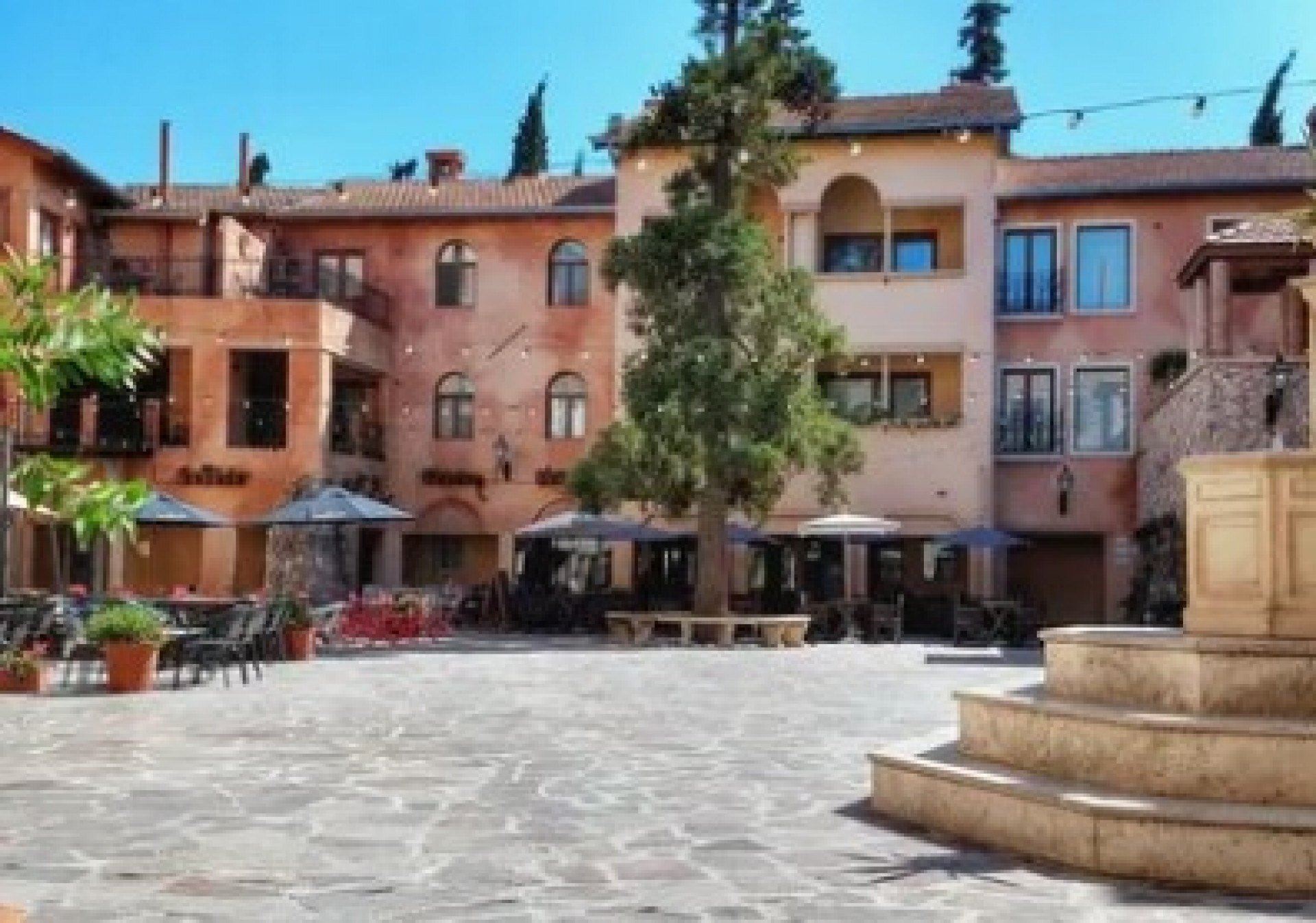 Torrepueblo é mais que um destino de fim de semana — é uma viagem sensorial que une arquitetura, sabores e o charme do outono em um só lugar