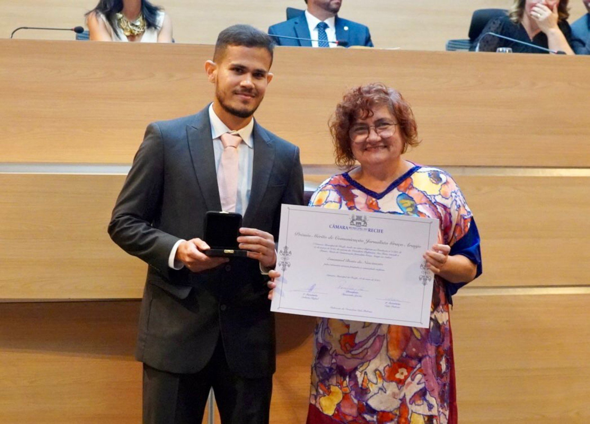 Jornalista Emannuel Melo, do JC, recebe Prêmio Mérito de Comunicação Graça Araújo