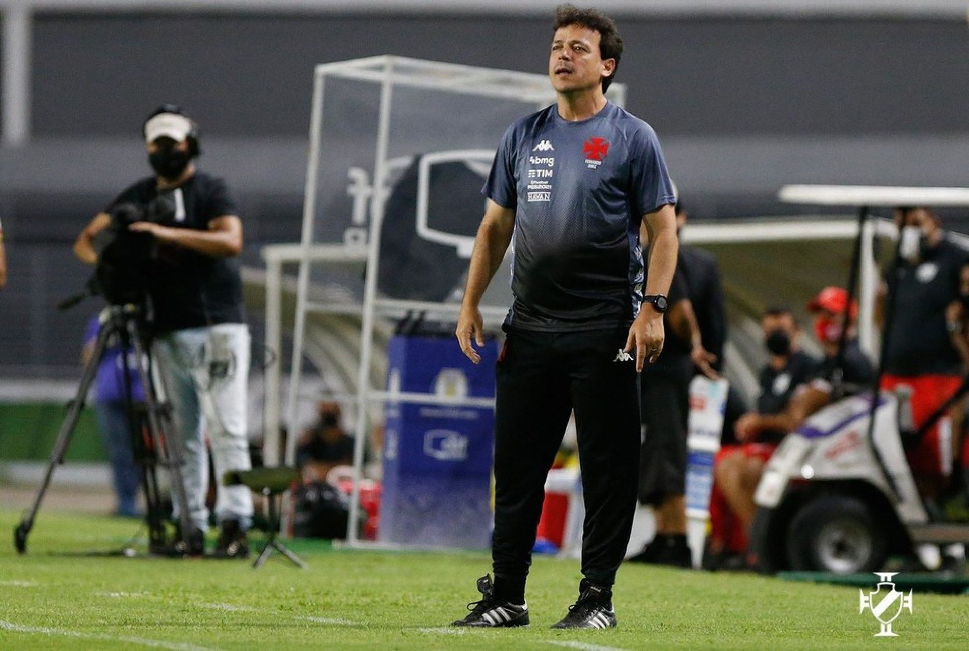 A diretoria vascaína reduziu a diferença entre a proposta inicial e os valores pedidos por Diniz. Restavam apenas detalhes como a multa rescisória para que o acordo fosse selado