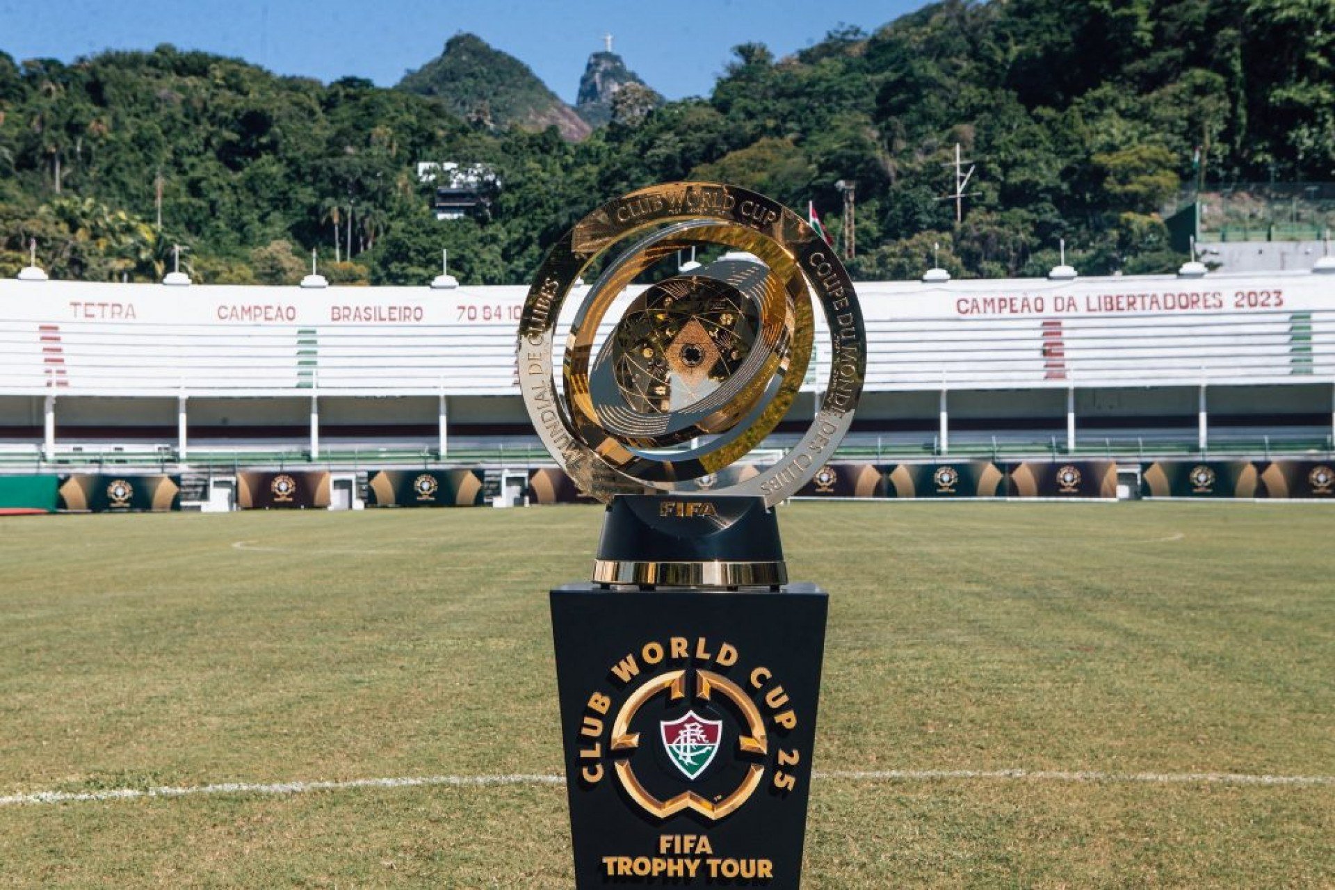 O Fluminense abriu com grande sucesso o tour da taça do Mundial de Clubes da FIFA 2025, atraindo mais de dois mil torcedores à sede das Laranjeiras nesta quarta-feira (7).