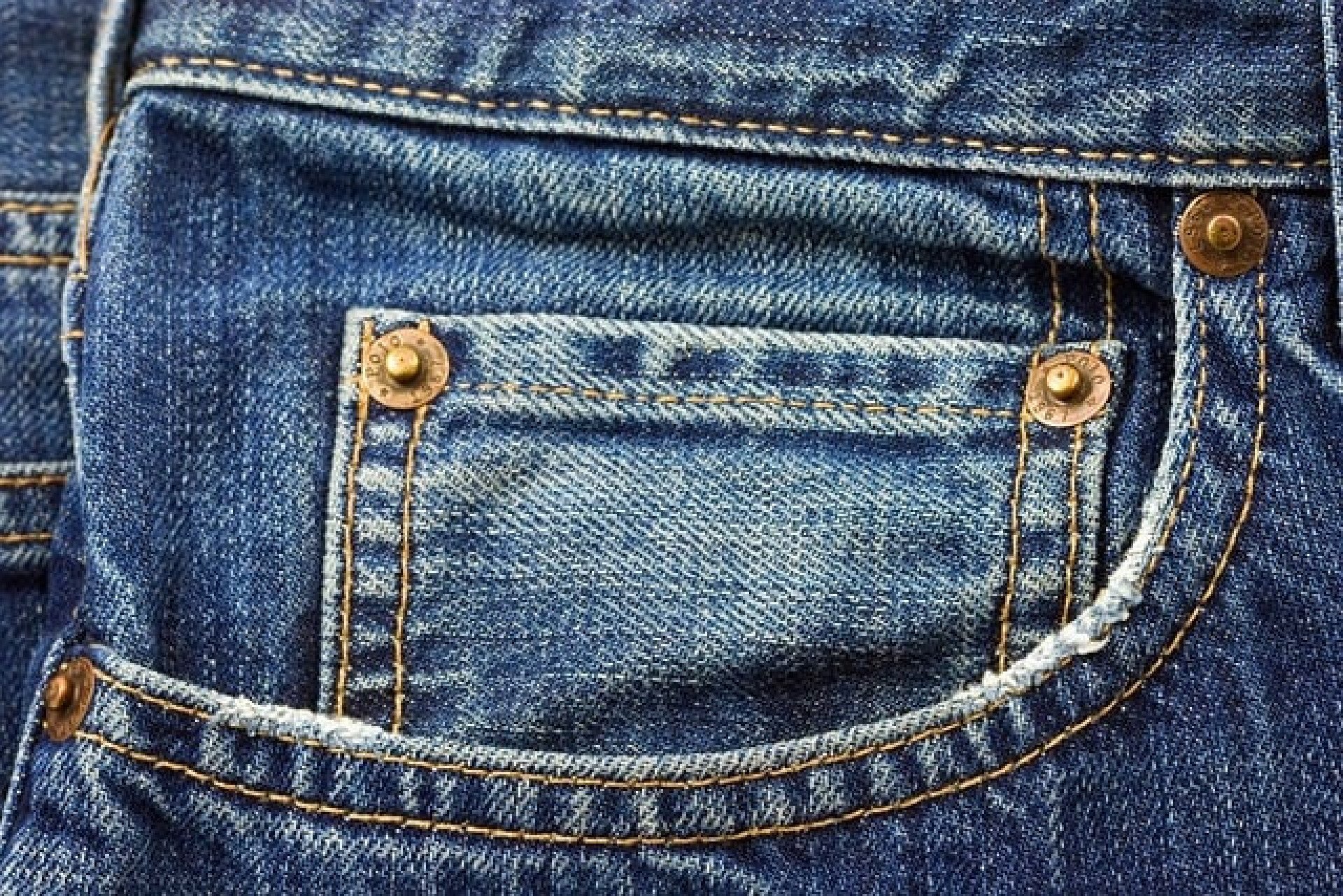 Imagem de close de um mini bolso da calça jeans