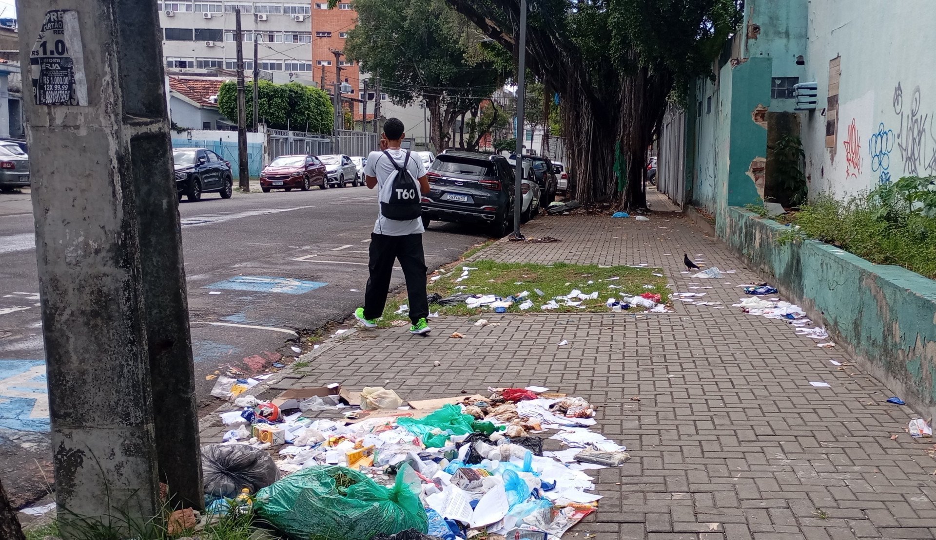 Calçada repleta de lixo atrapalha mobilidade de pedestres