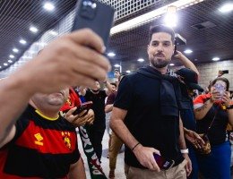 António Oliveira, novo técnico do Sport, em sua chegada ao Recife