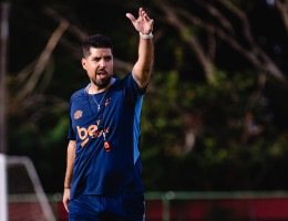 António Oliveira no primeiro treino sob o comando do Sport