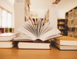 Imagem de vários livros sobre uma mesa