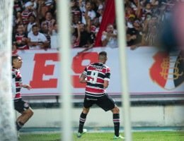 Thiago Galhardo em comemoração de gol para o Santa Cruz sobre o América-RN