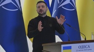 Zelensky acolhe proposta de di&aacute;logo da R&uacute;ssia, mas pede cessar-fogo imediato