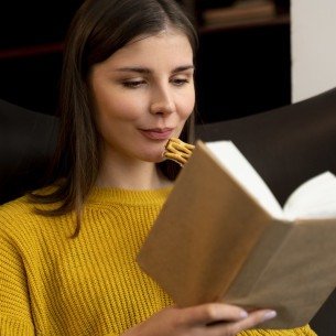 Imagem de uma mulher lendo livro