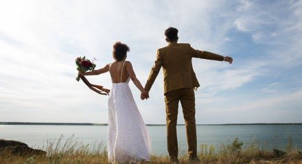 Imagem de dois noivos para representar o conceito de casamento