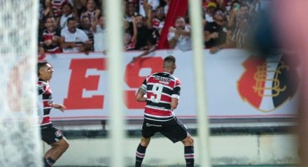 Thiago Galhardo em comemoração de gol para o Santa Cruz sobre o América-RN