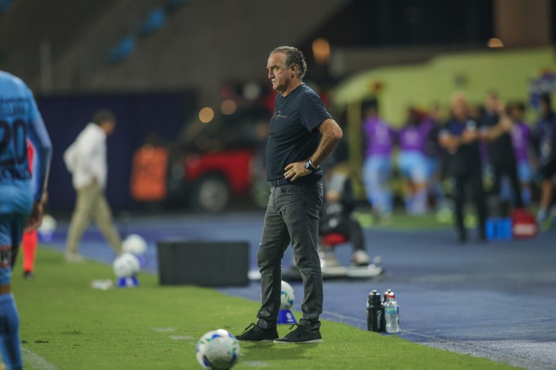 Cuca poupa críticas ao elenco, mas deixa recado para o ataque