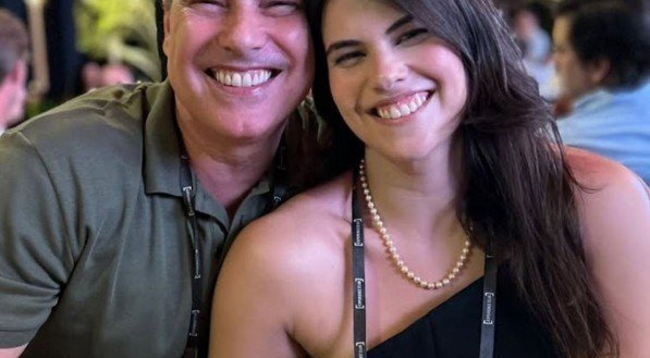 Carinho de João Marinho com a filha e Maria Paula