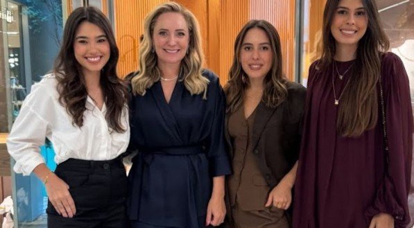 Ana Karina e Maria Carolina Simon, e Juliana e Daniela Bacelar durante evento em São Paulo