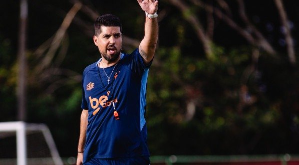 António Oliveira no primeiro treino sob o comando do Sport