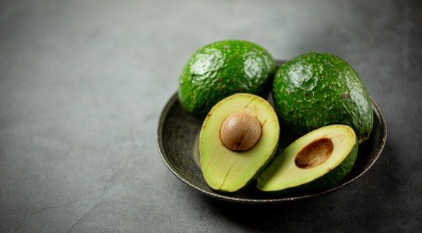 Abacate todos os dias? Especialistas e um novo estudo apontam benefício do consumo diário da fruta